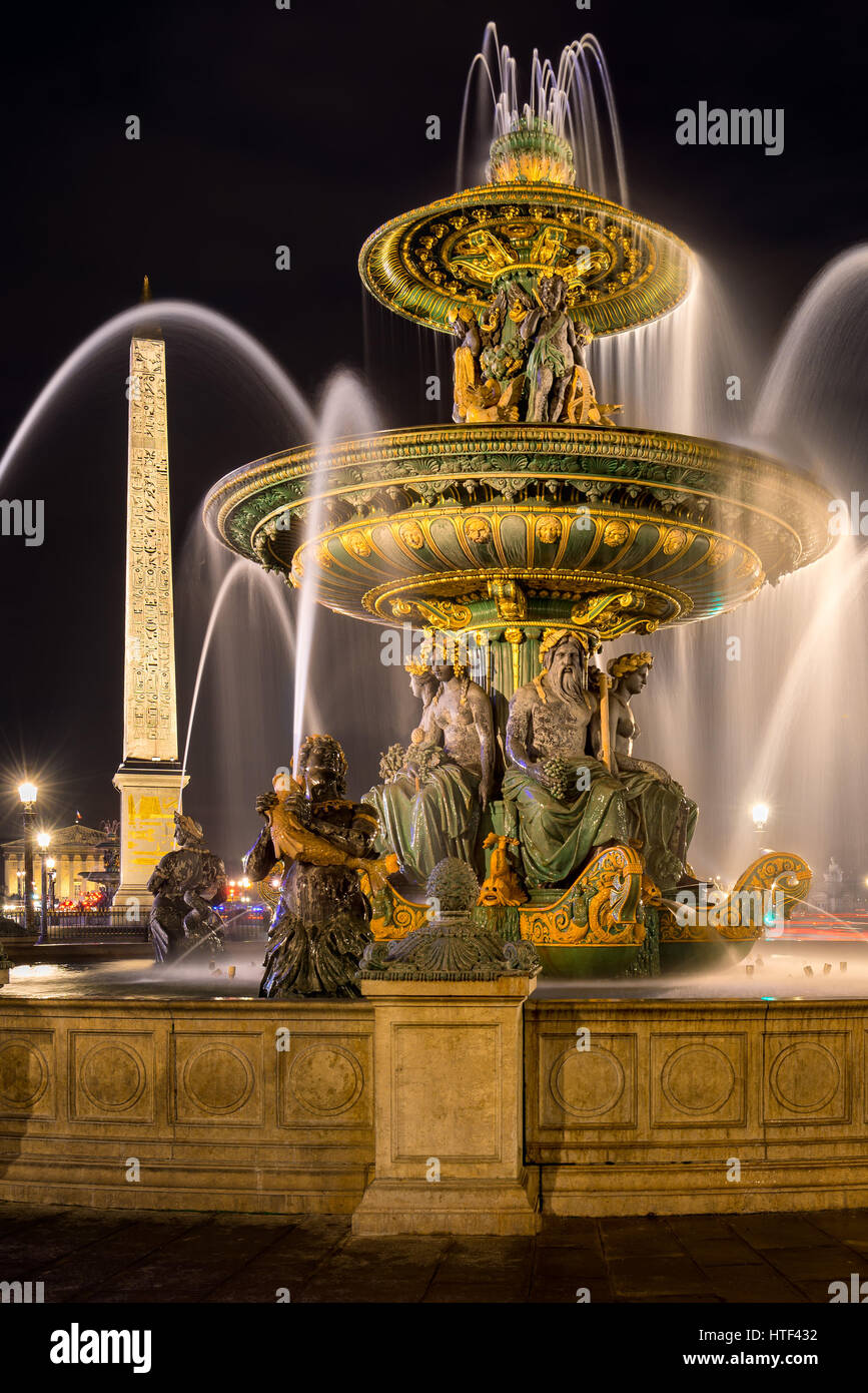 Der Brunnen des River Commerce und Navigation (Fontaine des Fleuves) und der Obelisk in der Nacht. Platz De La Concorde, Paris, Frankreich Stockfoto