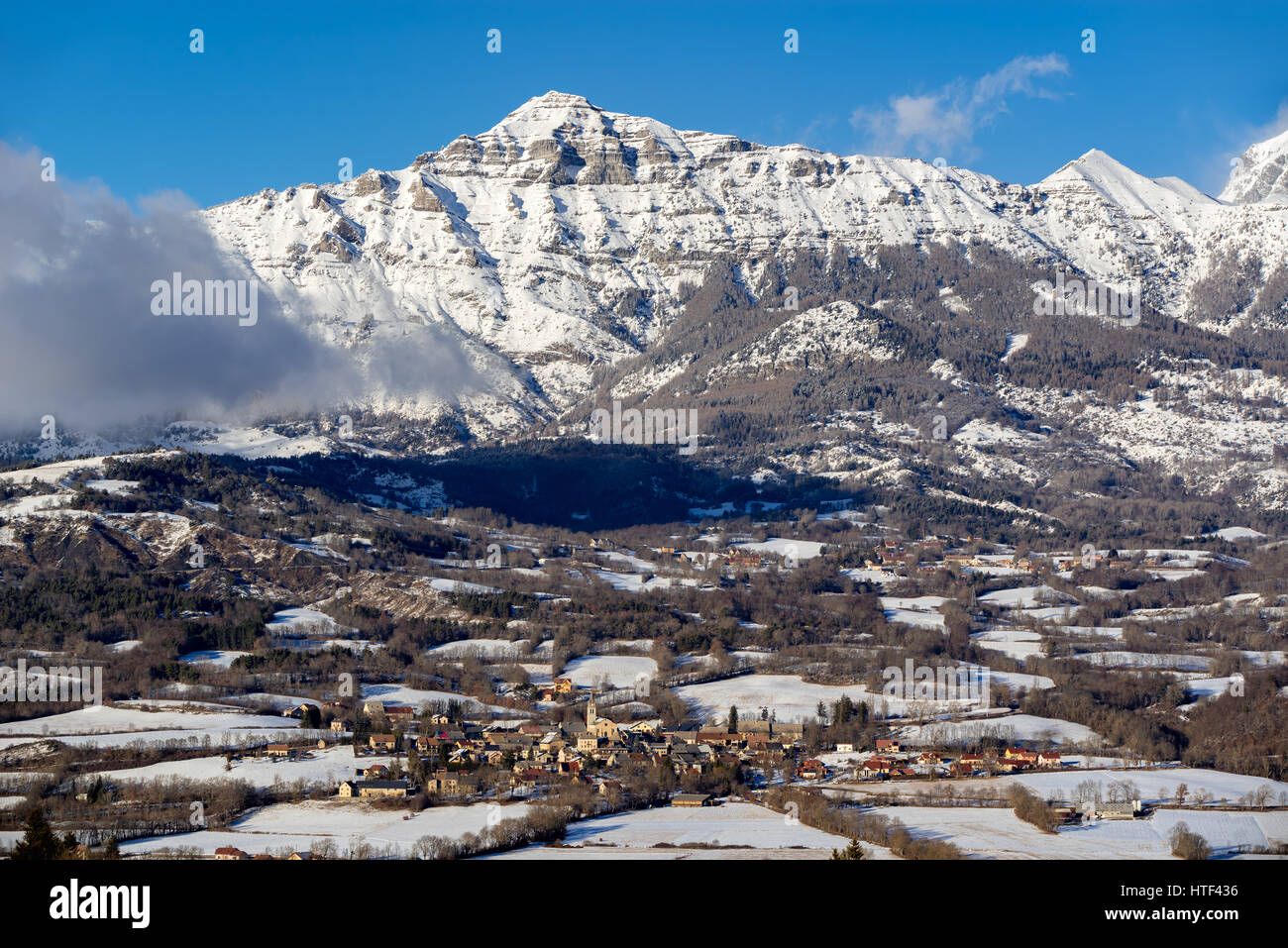 Das Dorf von Saint-Julien-en-Champsaur und die queyrel Peak Mountain im Winter. Hautes Alpes, Südliche französische Alpen, Franceeuropean Alpen Stockfoto