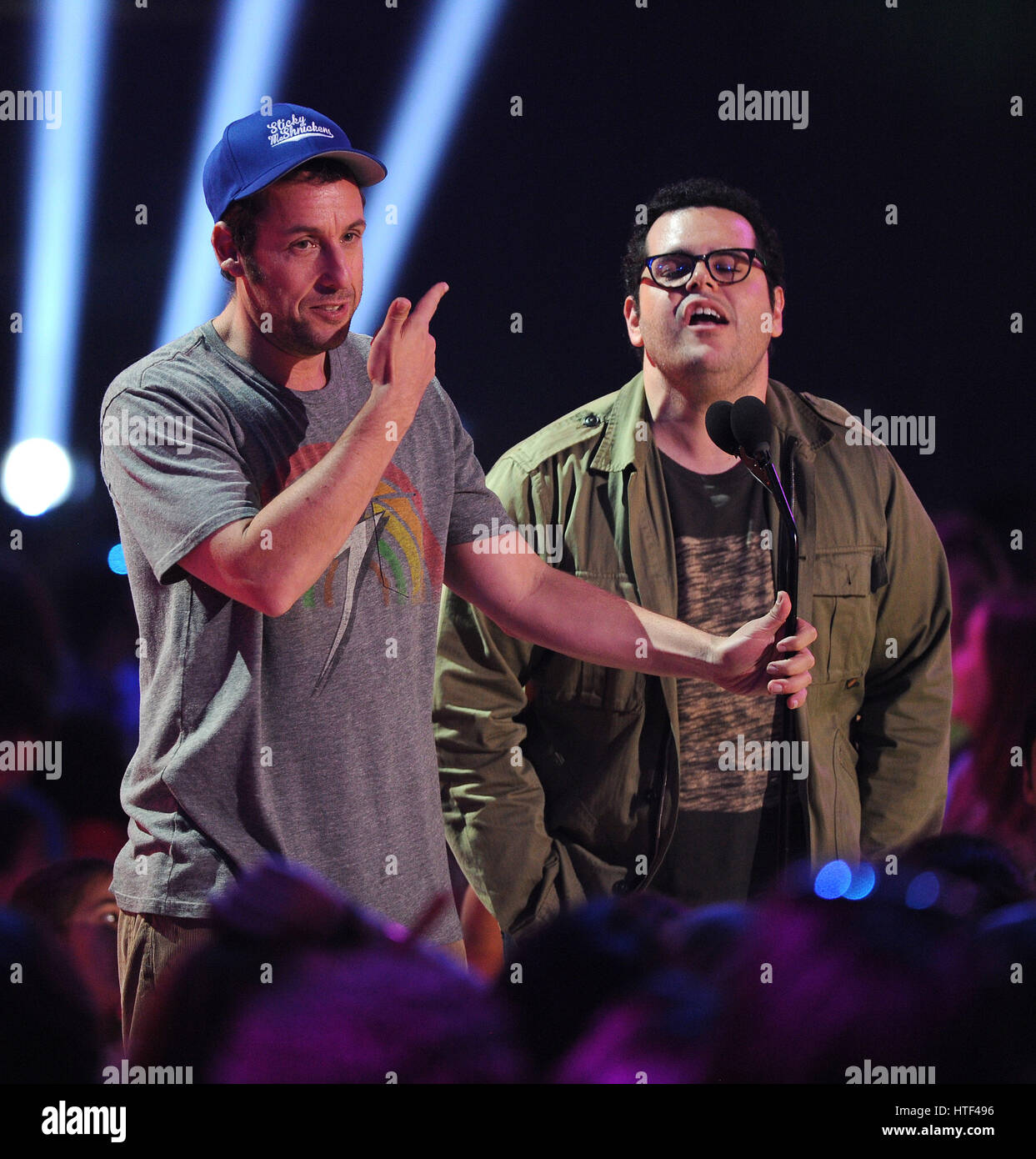 INGLEWOOD, CA - 28. März: Josh Gad und Adam Sandler erscheinen auf der 28. jährlichen Nickelodeon Kids Choice Awards auf dem Forum am 28. März 2015 in Inglewood, Kalifornien (Foto) Stockfoto