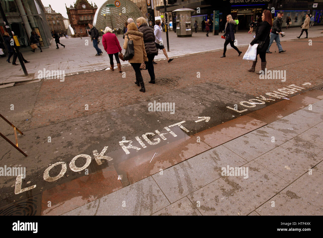 Glasgow Stadtbild Straßenszene Kreuzung Stadtstraße Lichter Blick nach links und rechts Stockfoto