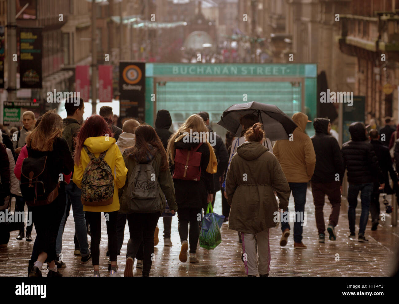 Glasgow City Stadtbild Straßenszene Buchanan Street Shopping-Fans und Touristen Stockfoto