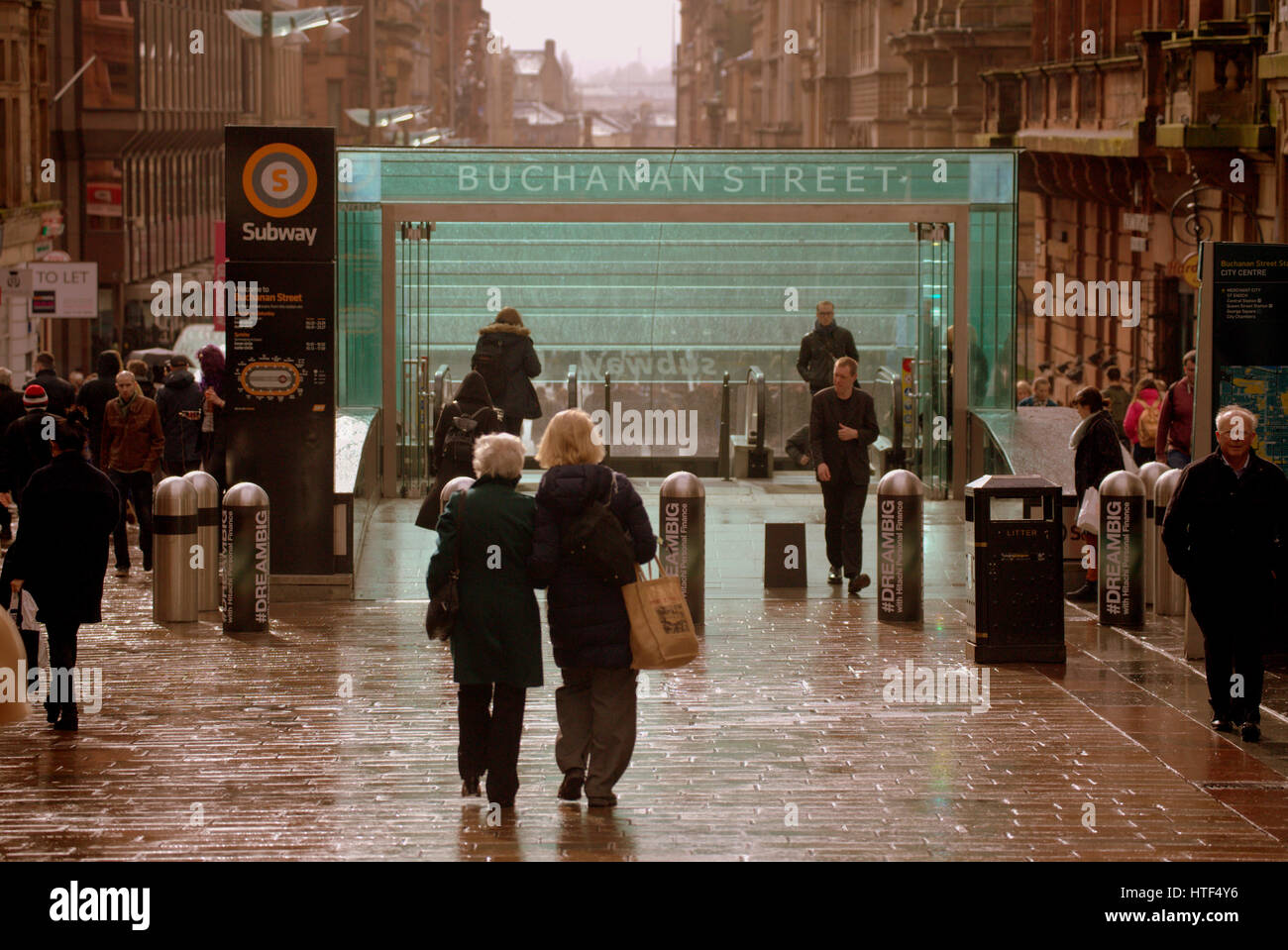 Glasgow City Stadtbild Straßenszene Buchanan Street Shopping-Fans und Touristen Stockfoto