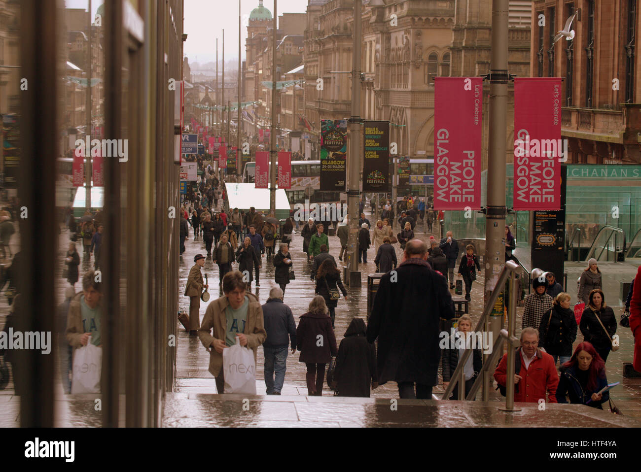 Glasgow City Stadtbild Straßenszene Buchanan Street Shopping-Fans und Touristen Stockfoto