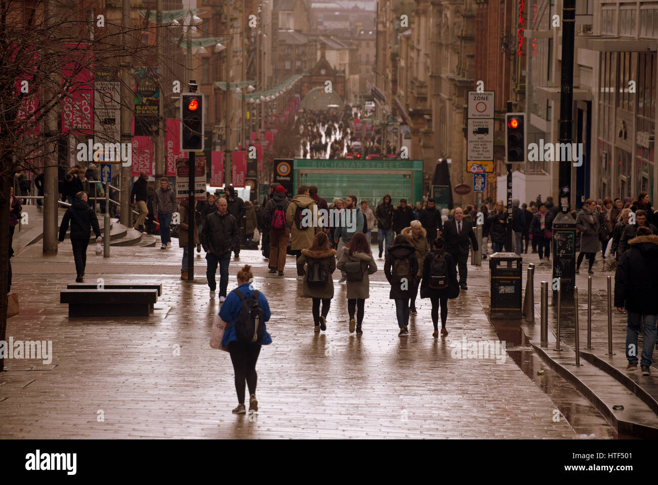 Glasgow City Stadtbild Straßenszene Buchanan Street Shopping-Fans und Touristen Stockfoto