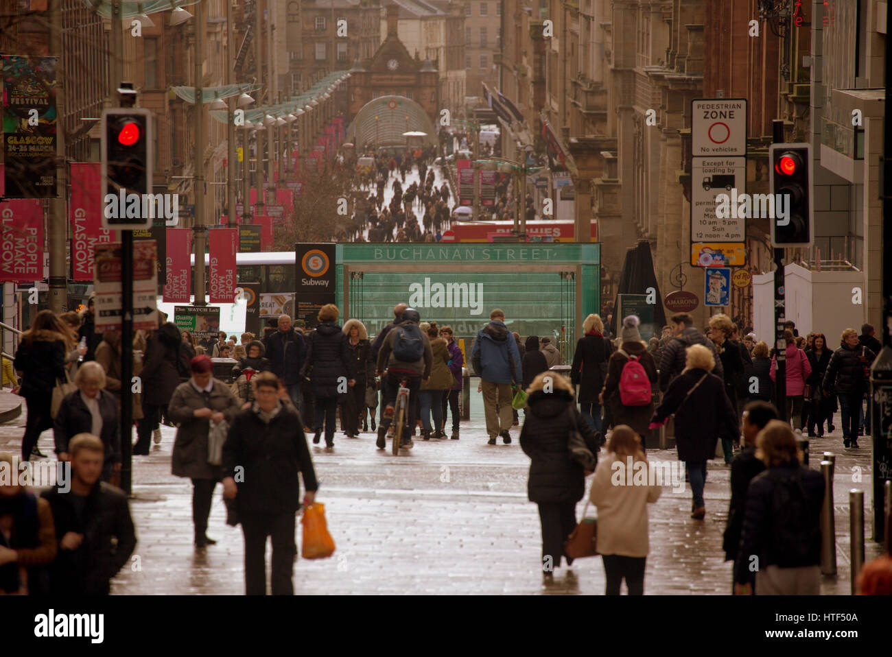 Glasgow City Stadtbild Straßenszene Buchanan Street Shopping-Fans und Touristen Stockfoto