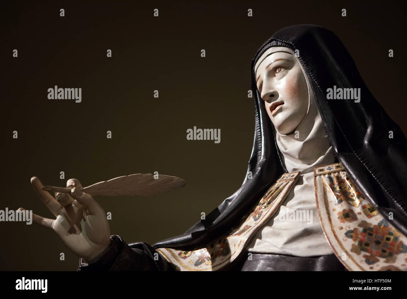 Die heilige Teresa von Avila. Polychrome Holzstatue des spanischen Barocks Bildhauers Gregorio Fernandez (1625) auf dem Display an der Ausstellung in der Kunsthalle München in München, Bayern, Deutschland. Die Ausstellung widmet sich zum goldenen Zeitalters Spaniens läuft bis 26. März 2017. Stockfoto