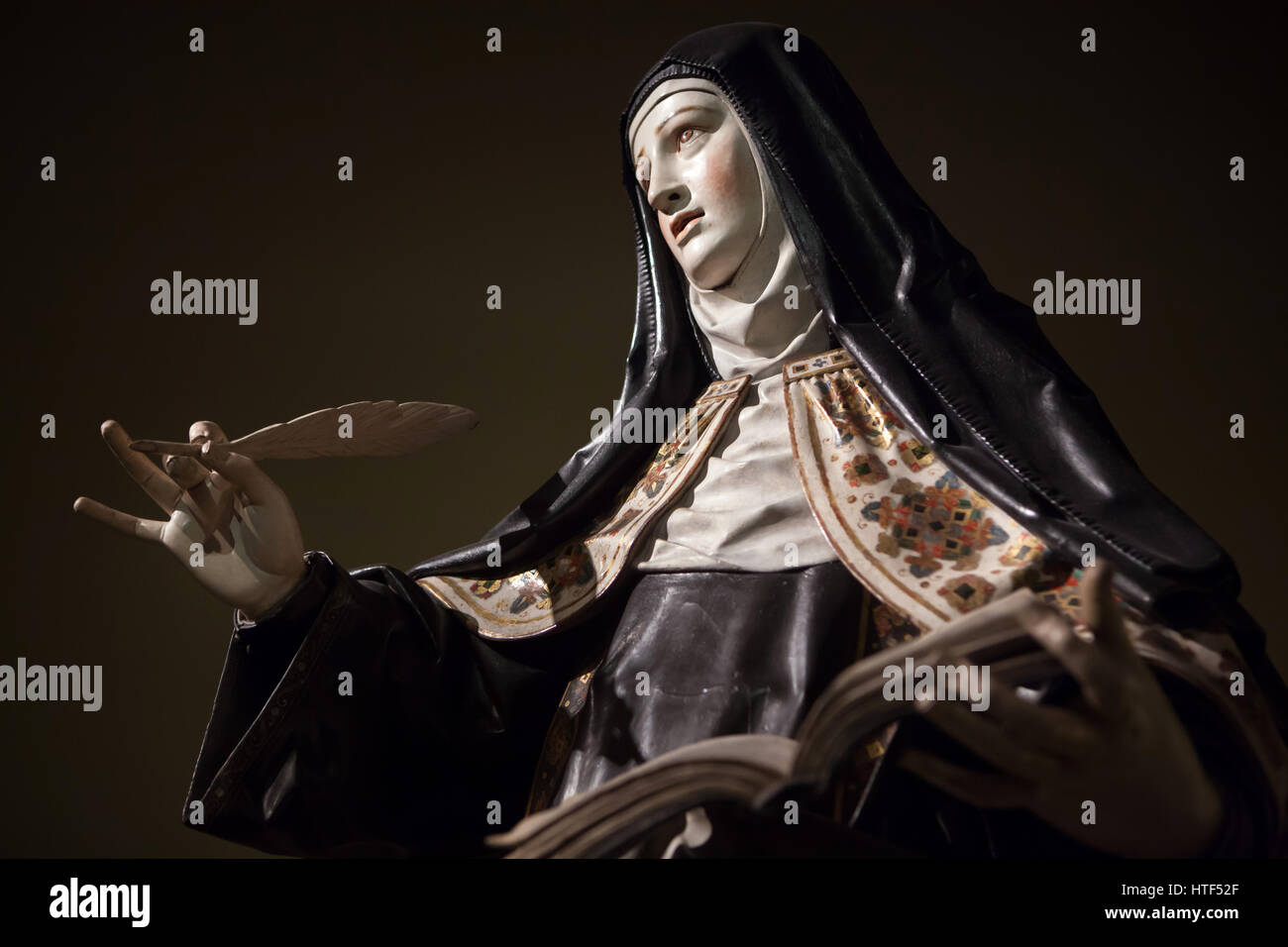 Die heilige Teresa von Avila. Polychrome Holzstatue des spanischen Barocks Bildhauers Gregorio Fernandez (1625) auf dem Display an der Ausstellung in der Kunsthalle München in München, Bayern, Deutschland. Die Ausstellung widmet sich zum goldenen Zeitalters Spaniens läuft bis 26. März 2017. Stockfoto