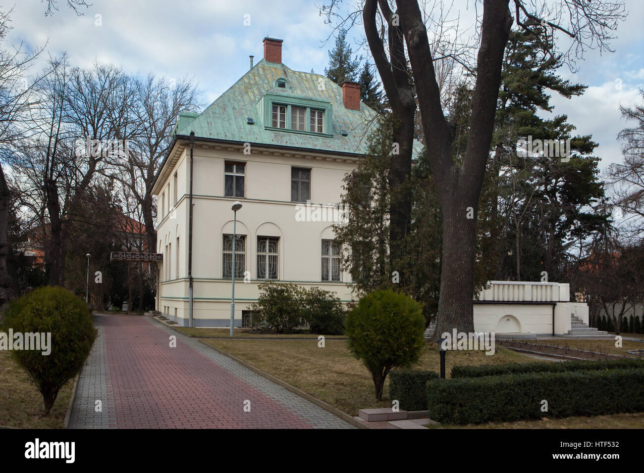 Villa Wallenfels (Wallenfelsova Vila) entworfen von deutsch-tschechischer Architekt Josef Zasche (1925-1926) im Stadtteil Bubeneč in Prag, Tschechien. Die Villa, die zuvor im Besitz der Familie jüdischen Wallenfels war früher die Residenz von Karl Hermann Frank, den deutschen Nazi-Beamten in das Protektorat Böhmen und Mähren während des zweiten Weltkriegs. Nach dem Krieg diente die Villa als Residenz des Botschafters der Sowjetunion, Tschechoslowakei, heute die Residenz des Botschafters von Russland, der Tschechischen Republik. Stockfoto