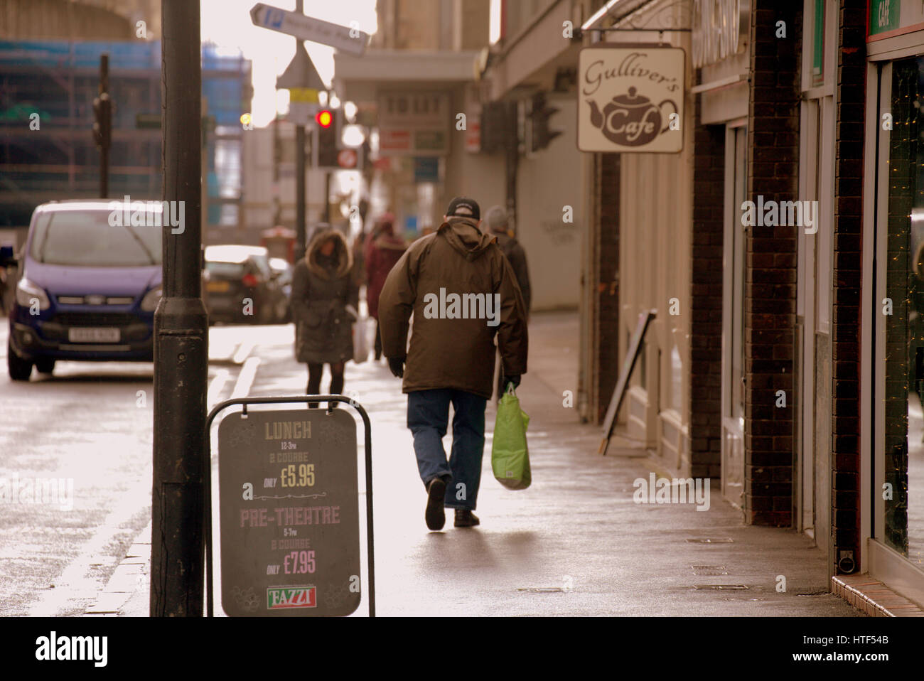 Glasgow City Stadtbild Straßenszene männlichen shopper Stockfoto