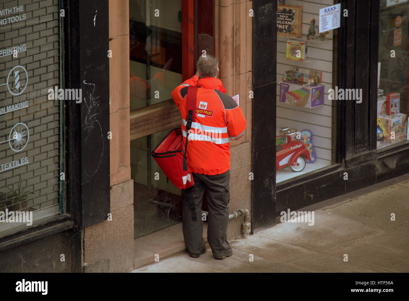 Royal Mail Postbote liefert Briefe Straße Tür Summer Stockfoto