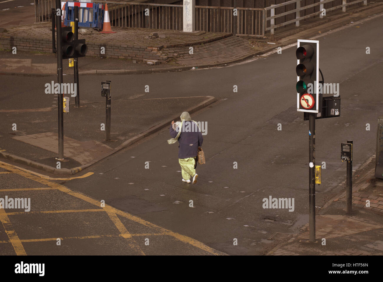 Glasgow City Stadtbild Straßenszene Kreuzung Straße an Ampel asiatischen tragen Hijab Schal Stockfoto