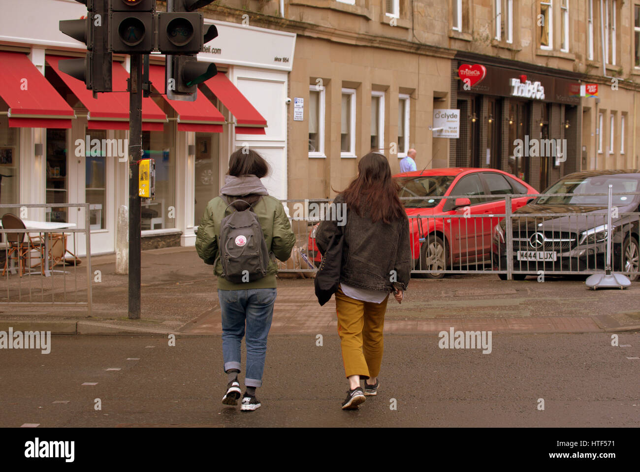 Glasgow City Stadtbild Straßenszene Kreuzung Straße an der Ampel asiatische paar trendige modische junge Stockfoto