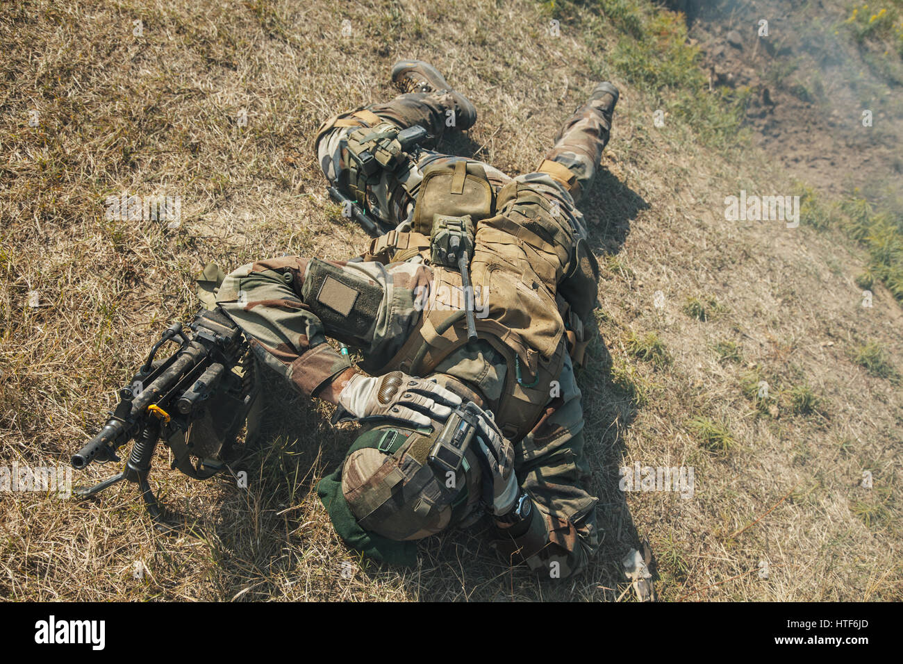 Fallschirmjäger der französischen 1. Marine Infanterie Parachute Regiment RPIMA Kontusion, bedeckt mit Erde und Boden Stockfoto