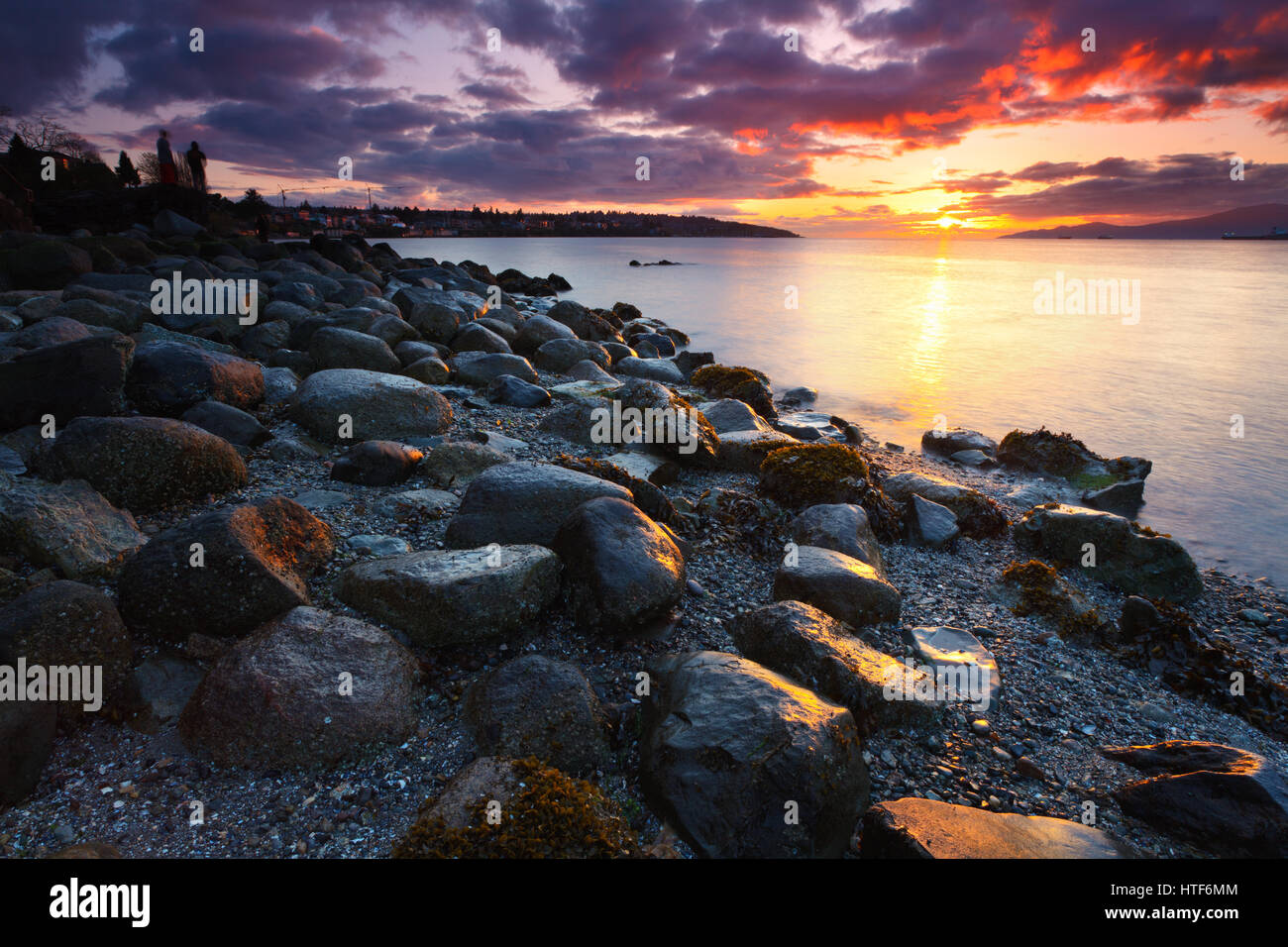 Sonnenuntergang auf English Bay, fotografiert von Kitsilano Beach in Vancouver, Britisch-Kolumbien. Stockfoto