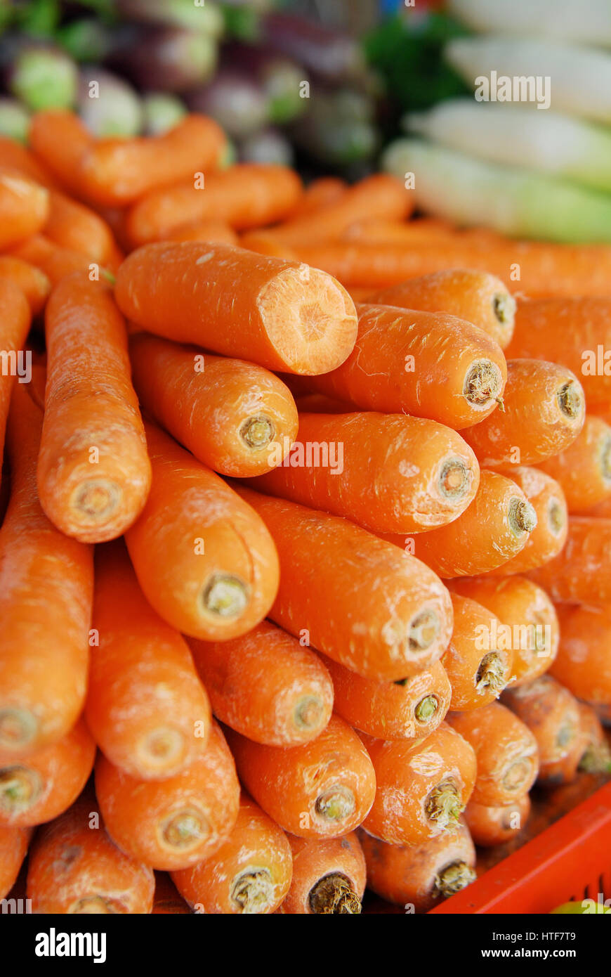 Karotten im Supermarktregal Stockfoto
