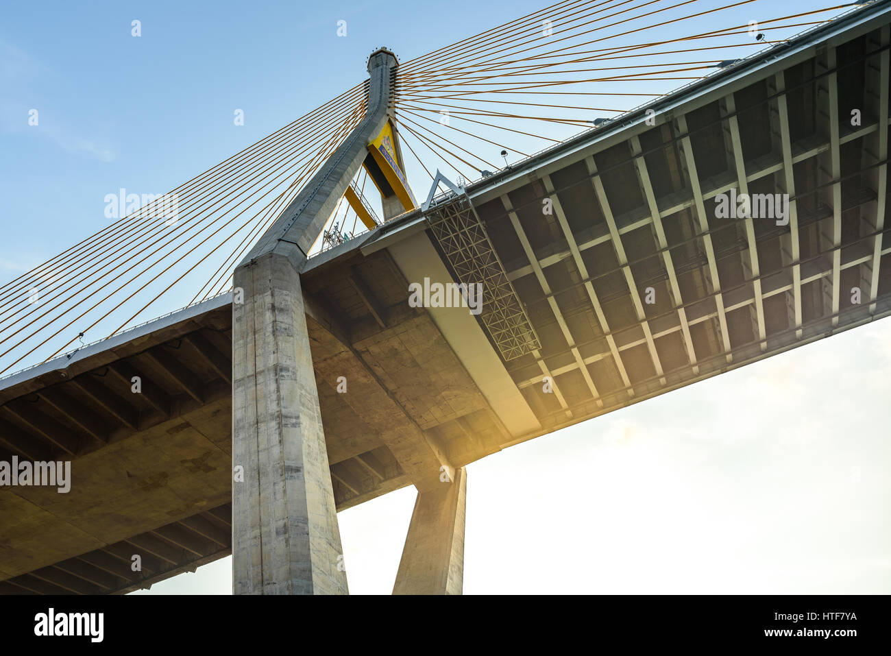 Große Brücke nennen Bhumibol Brücke in Bangkok, Thailand, der Chao Phraya River überqueren. Haben Sie unter dieser Brücke einen Park mit schönen Sightseeing statt. Stockfoto