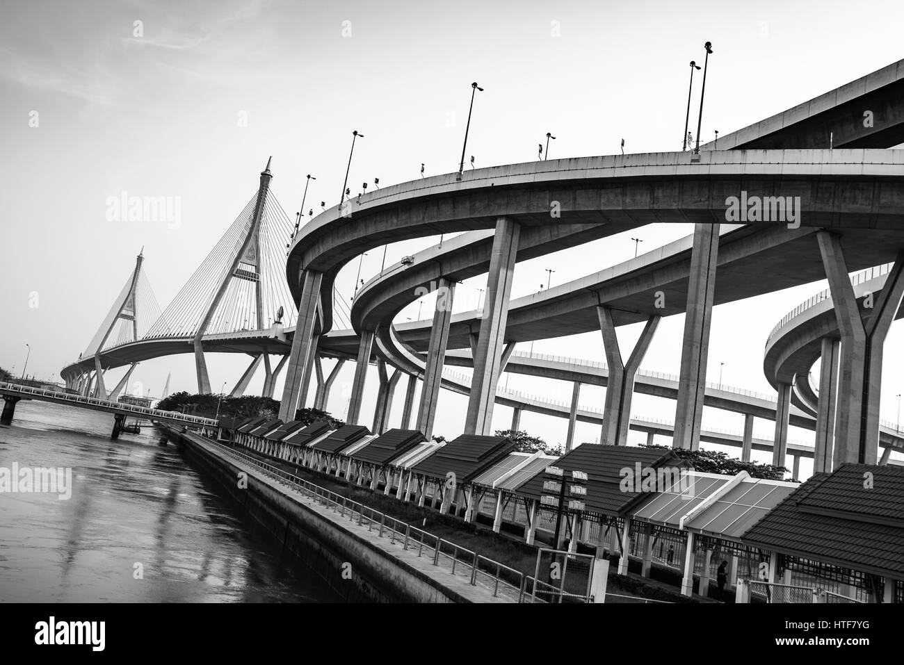 Mazy Linie in schwarz-weiß & Ton der großen Brücke nennen Bhumibol-Brücke, der Chao Phraya River in Bangkok, Thailand zu überqueren. Stockfoto