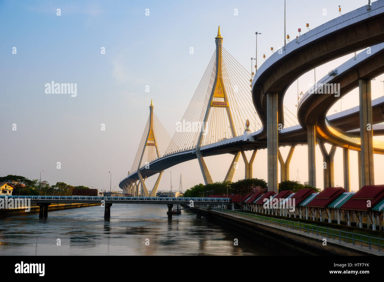 LKW Mini-Brücke, die unter der großen Brücke Bhumibol Brücke in Bangkok, Thailand nennen. Am Abend machen Sonne Licht weichen und goldenen Ton an der Brücke Stockfoto