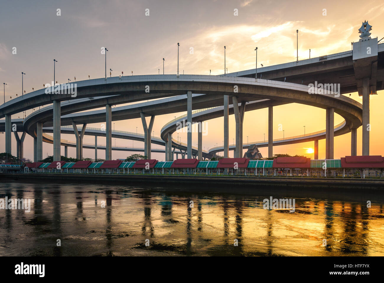 Goldene Stunde machen golden Ton zur Überbrückung rufen Bhumibol-Brücke, der Chao Phraya River in Bangkok, Thailand zu überqueren. Stockfoto