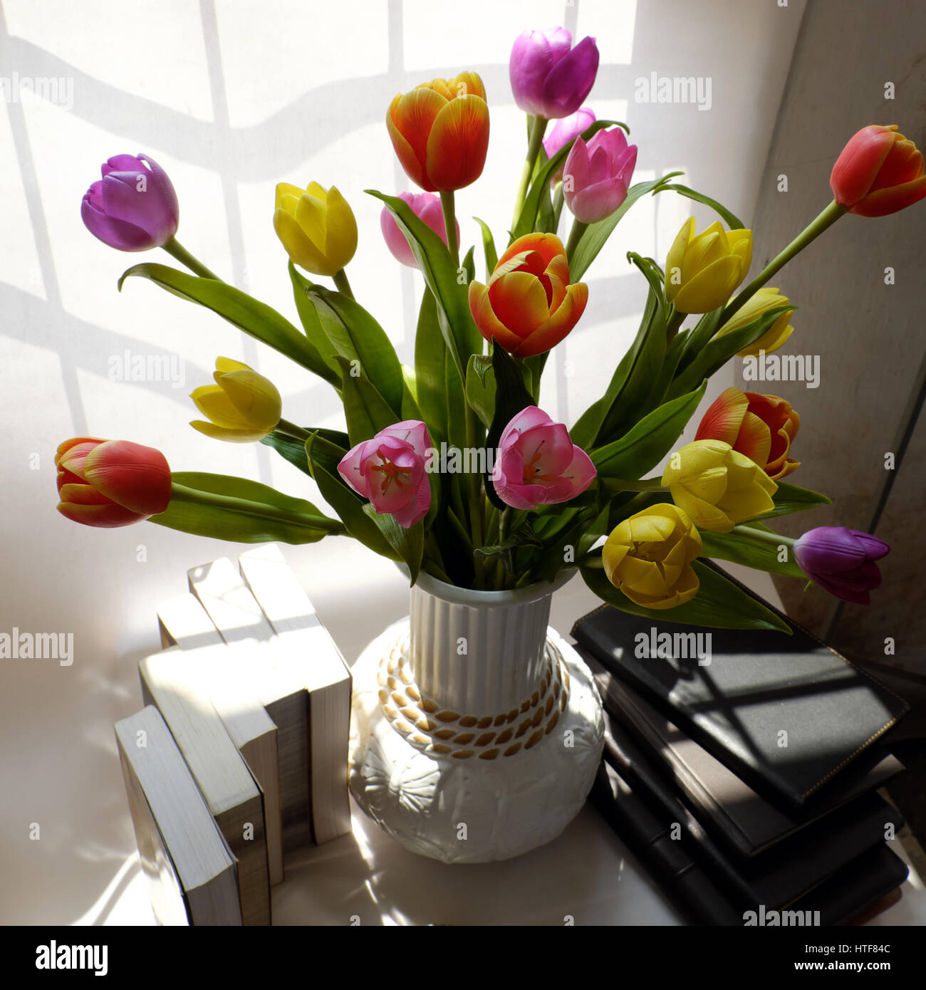 Glückliche Lehrer Tag, handgefertigte Tulpe Blumentopf, bücherstapel, Nachricht für Lehrer in besonderen Tag der Bildung, Tulip Bouquet aus Tonmaterial diy Stockfoto