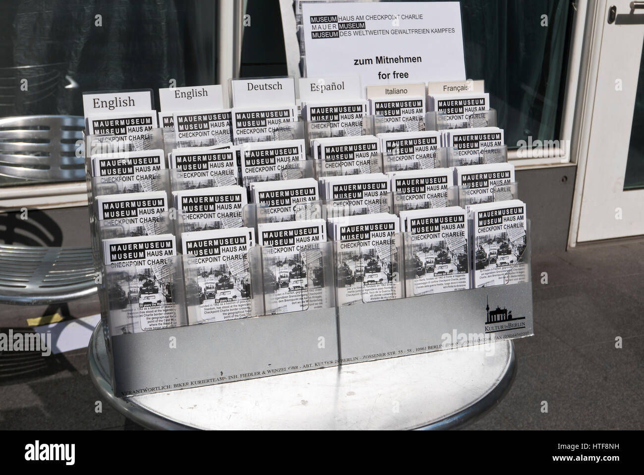 Kostenlose Broschüren über CheckPoint-Museum, Berlin, Deutschland Stockfoto