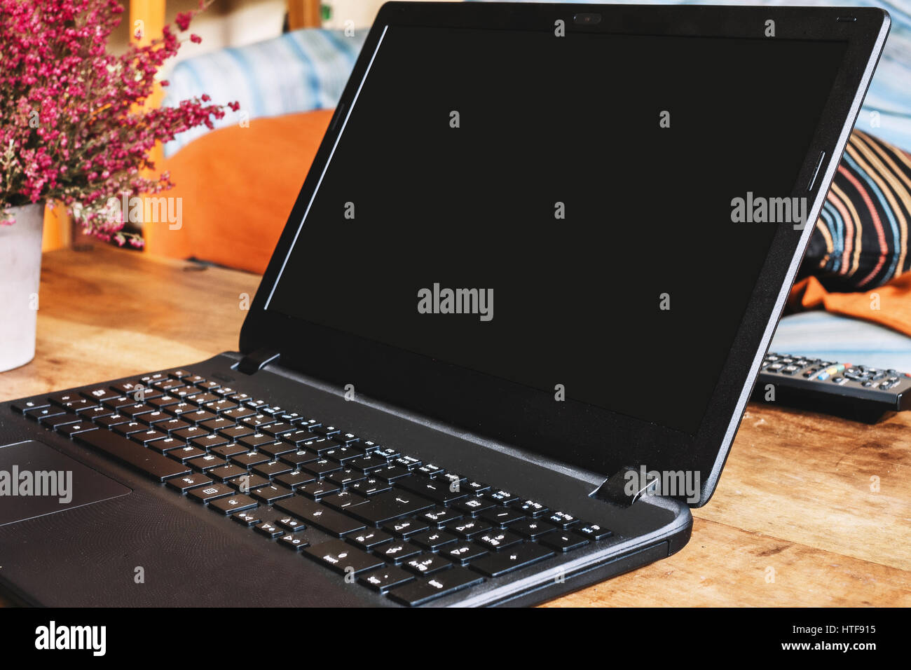 Laptop-Bildschirm auf Holztisch Stockfoto