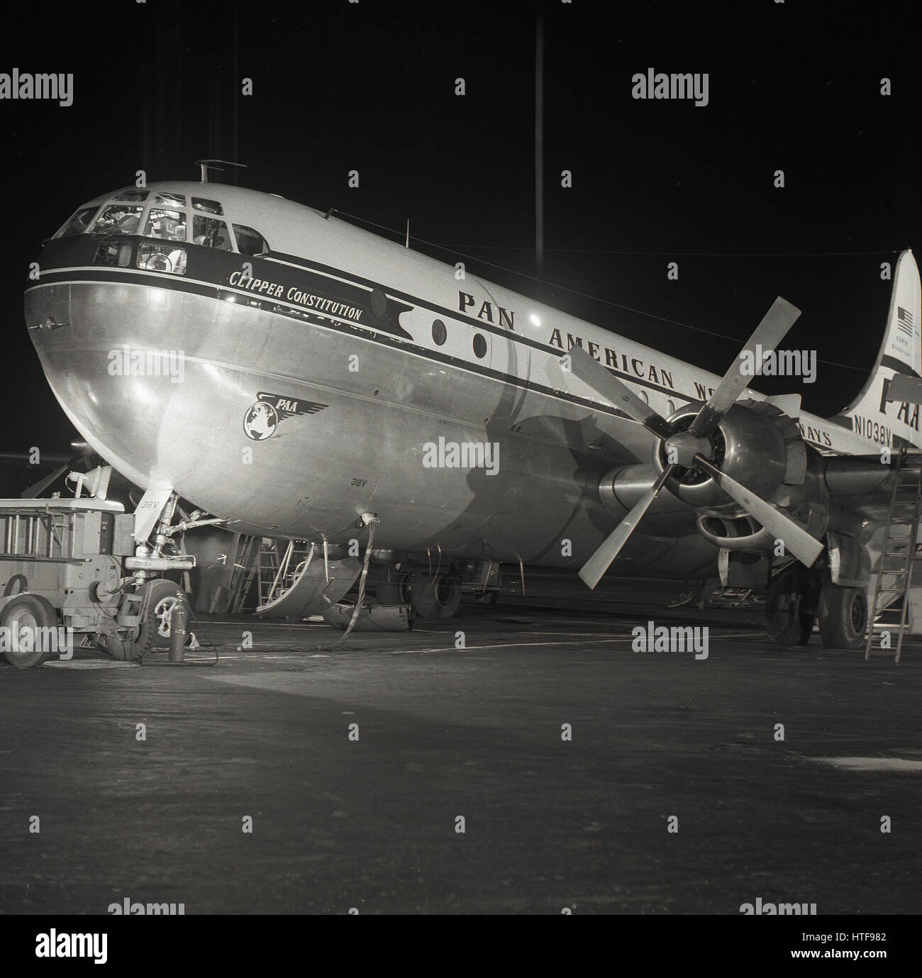 1950er-Jahren, historische, Pan American Airways "Clipper Verfassung", die am Flughafen Dublin, Irland verarbeitet werden. Stockfoto
