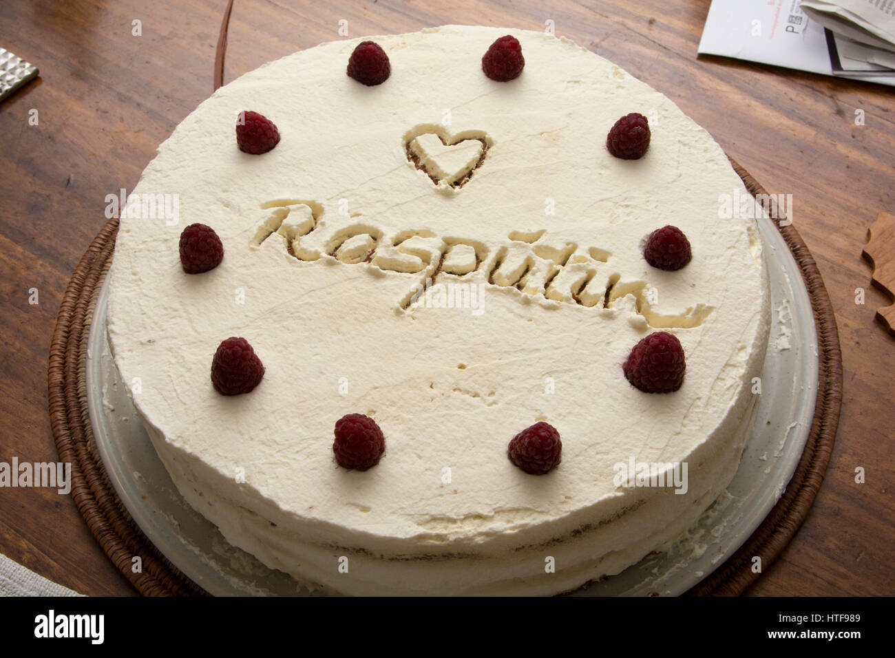 Ein hausgemachter Kuchen serviert ornamentic Dekorationselemente ... Ein hausgemachter Kuchen serviert ornamentic Dekorationselemente ...