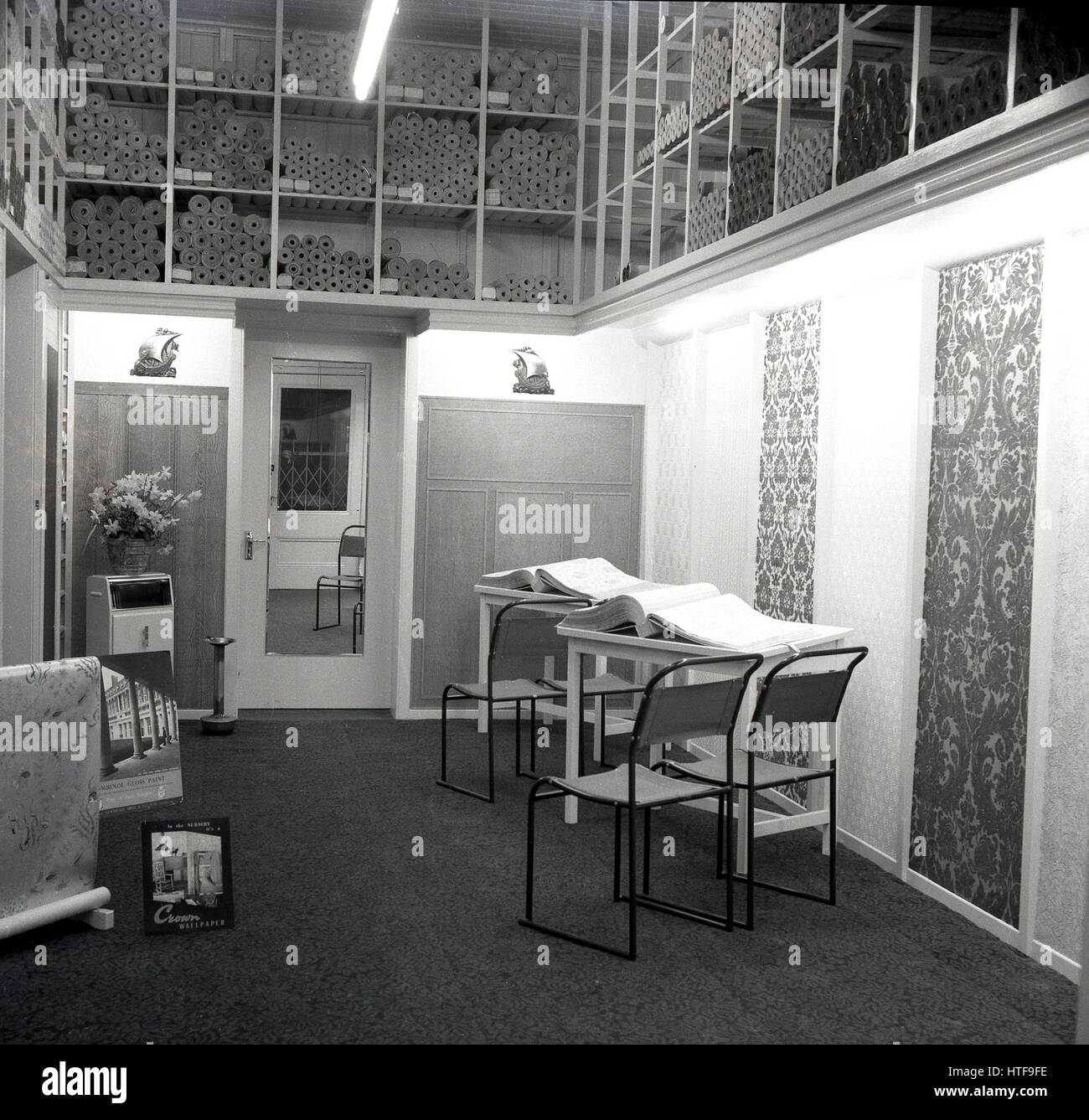 1960er-Jahren, historische, Zimmer mit einer Reihe von dekorativen gemusterten Tapeten auf dem Display. Stockfoto
