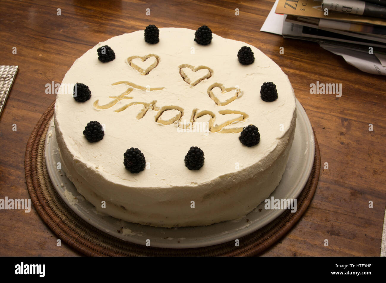 Ein hausgemachter Kuchen serviert ornamentic Dekorationselemente ... Ein hausgemachter Kuchen serviert ornamentic Dekorationselemente ...
