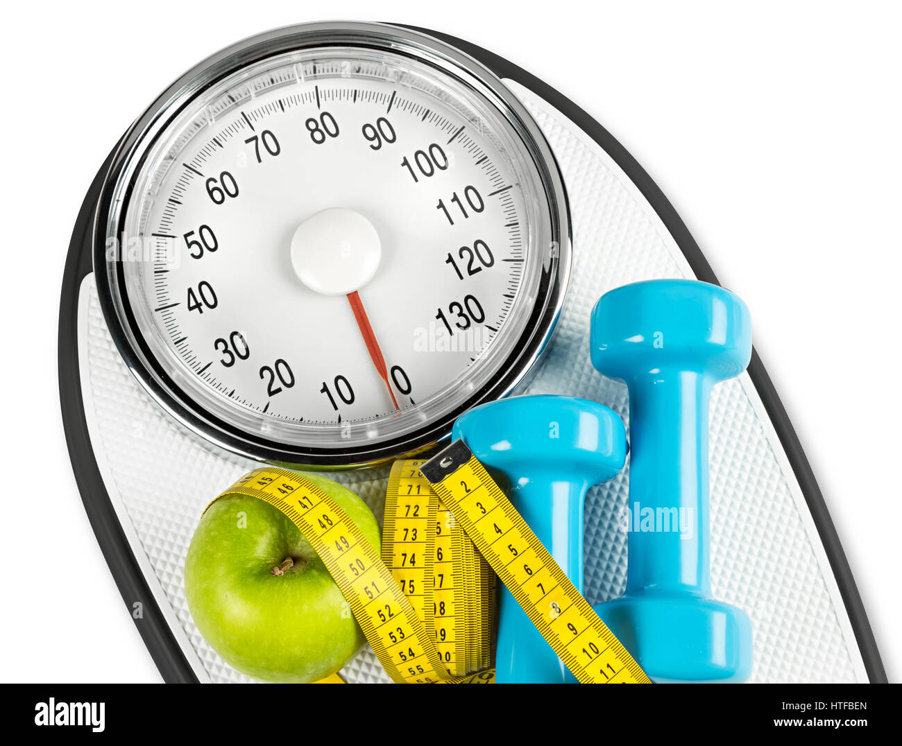 Fitness Diät Motivation Konzept Apple messen Band und Hantel auf weißen Personenwaage isoliert auf weißem Hintergrund Stockfoto