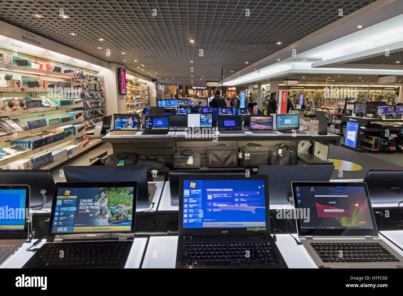Marbella, Costa Del Sol, Provinz Malaga, Andalusien, Südspanien.  Laptops zum Verkauf an FNAC Kaufhaus in La Cañada Einkaufszentrum. Stockfoto