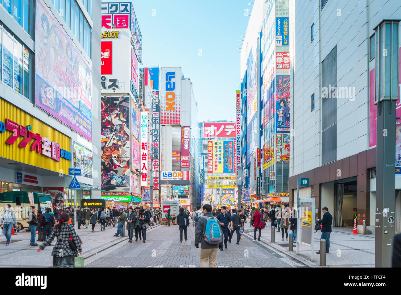 Beschreibung: Tokio, Japan - 31. Dezember 2016: die bunten Zeichen in Akihabara. Der elektronischen Bezirk entwickelte sich zu einem Einkaufsviertel für Videospiel Stockfoto