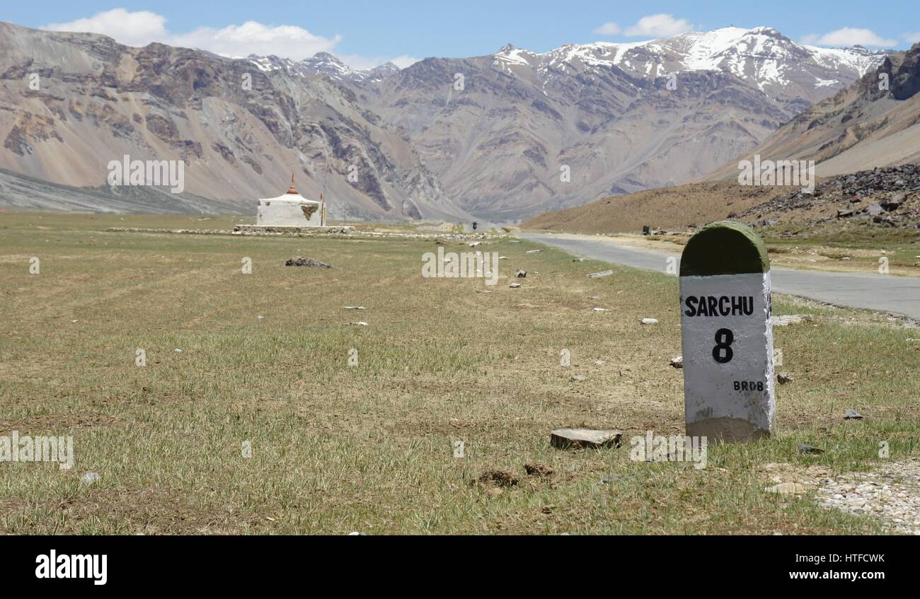 Remote-Straße in Kaschmir südlich von Sarchu. Stockfoto