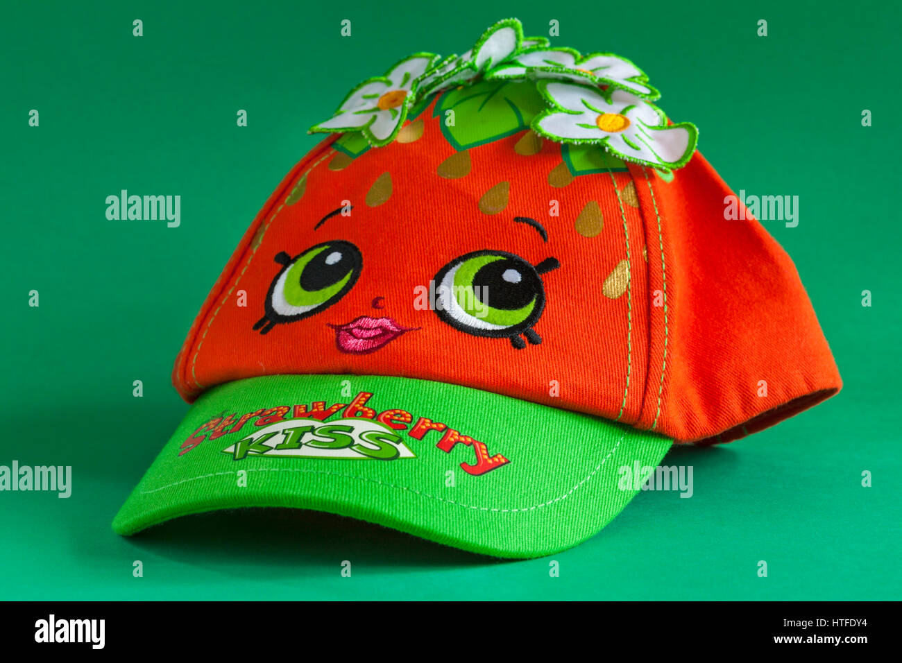 Strawberry Kiss-Baseball-Cap auf grünem Hintergrund Stockfoto