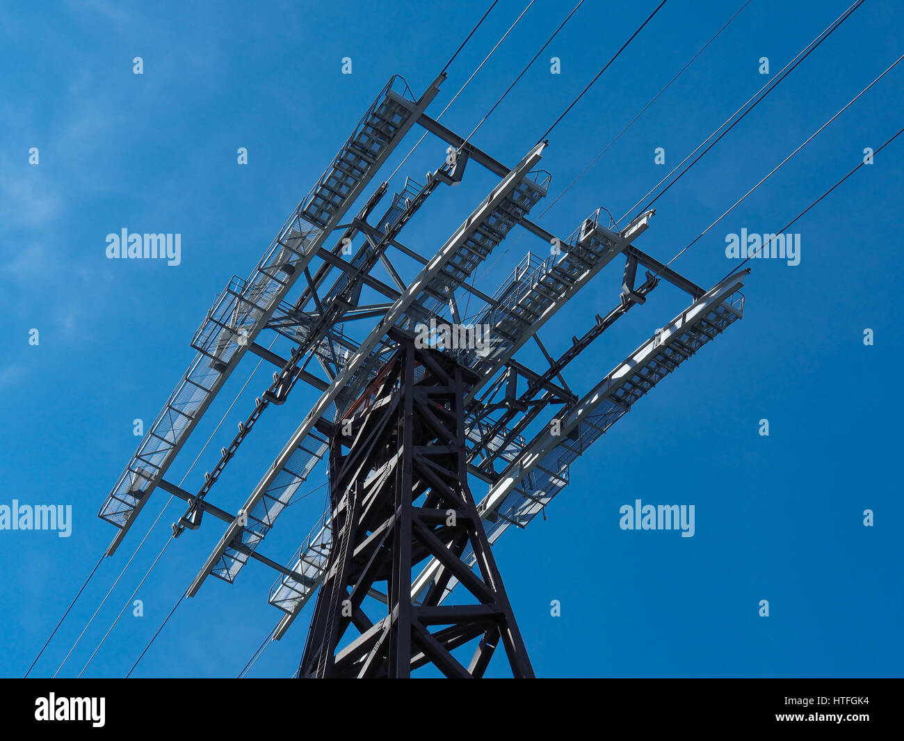 Straßenbahn-Kabel gegen blauen Himmel Stockfoto