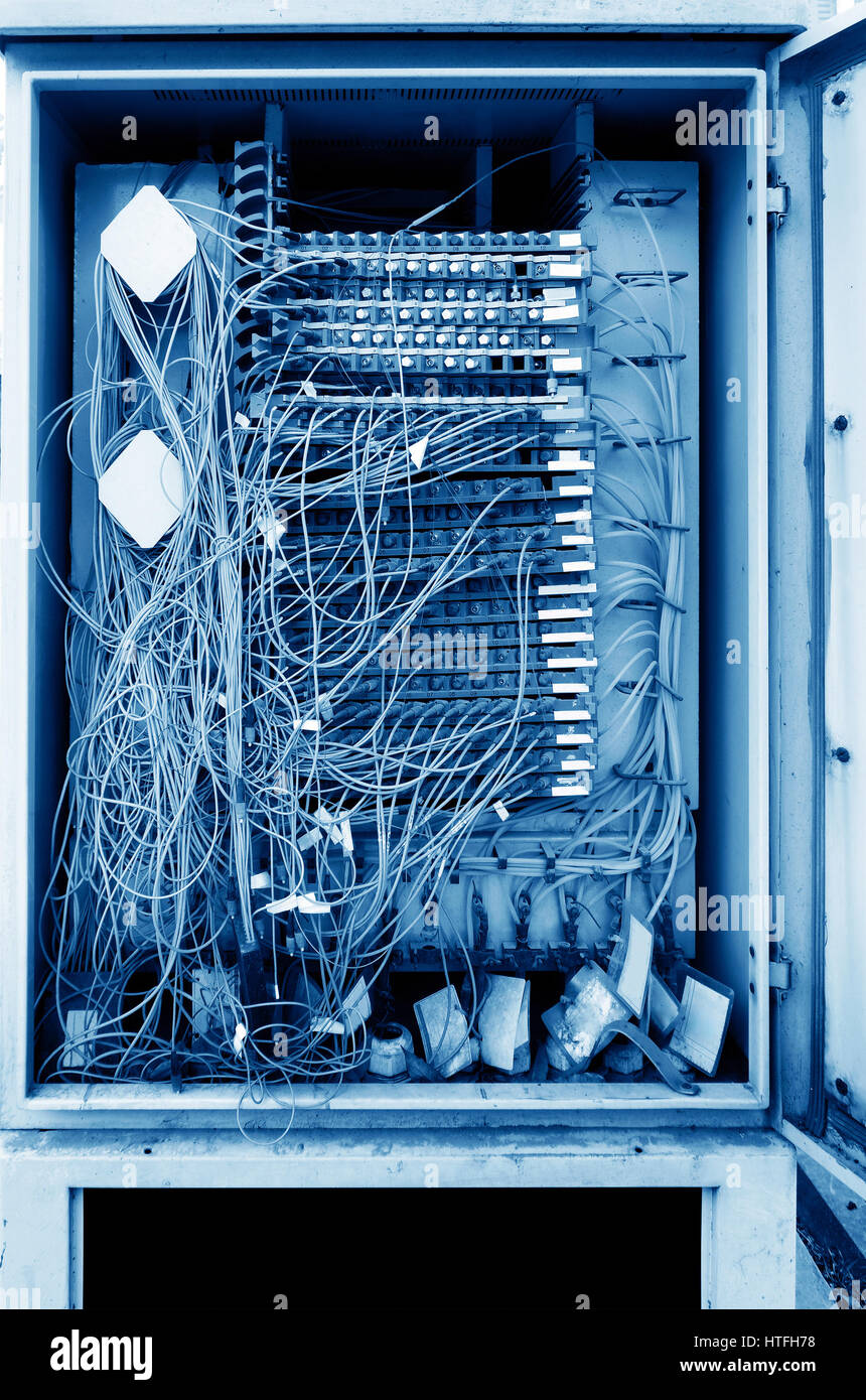 Telekommunikation-Distribution box close-up, überfüllte Linien. Stockfoto