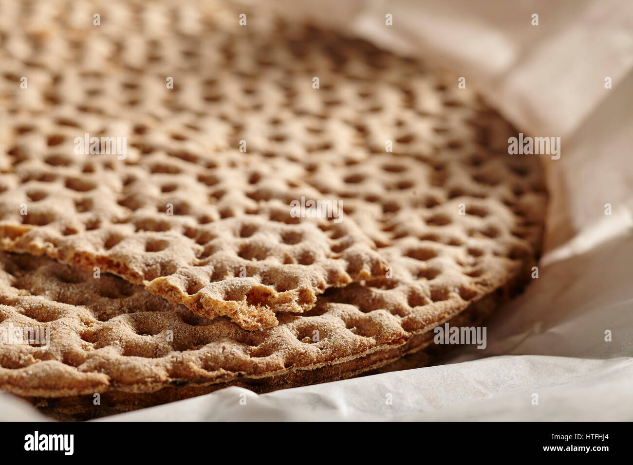 Runden von Vollkorn, schwedisches Knäckebrot, genannt knockebrod Stockfoto