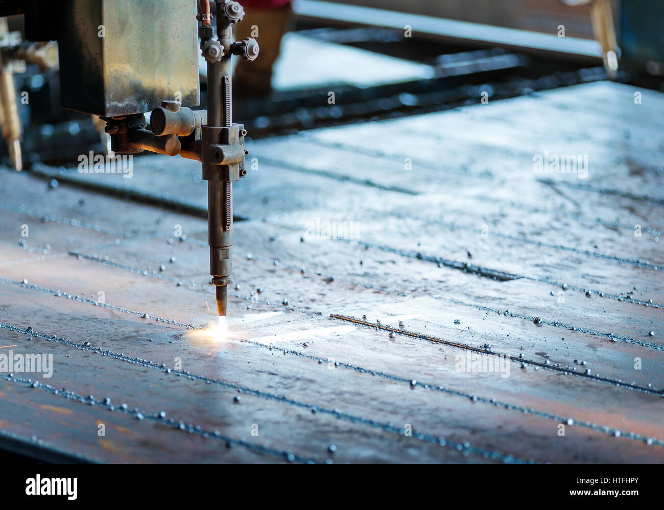 Industrielle Verarbeitung Fertigungtechnologie flache Blech Stahl Material mit Laserschneiden Funken Stockfoto