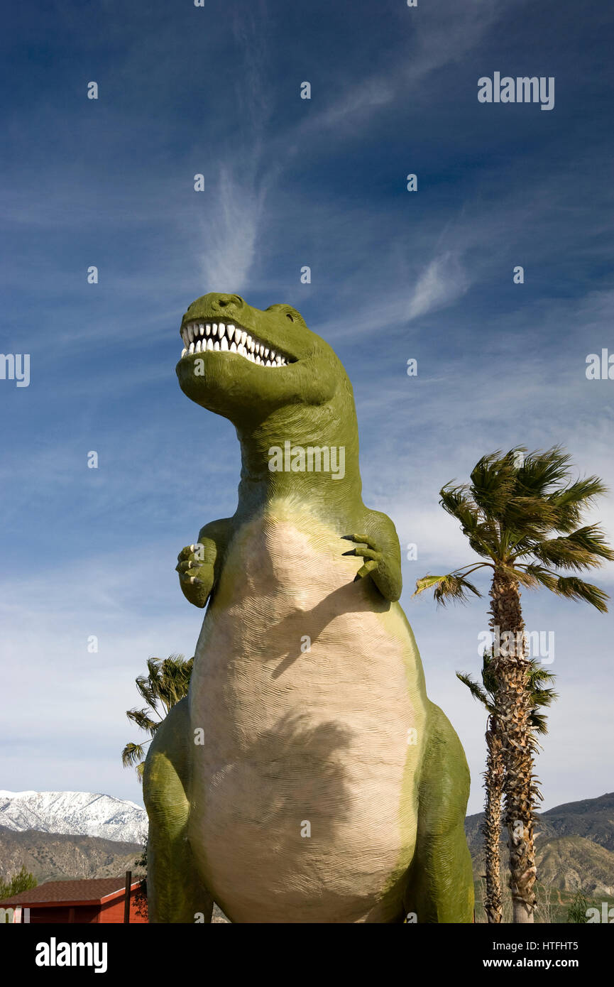 Life Size Dinosaurier Figur als am Straßenrand Attraktion auf Route 10 nahe Cabazon, Kalifornien Stockfoto