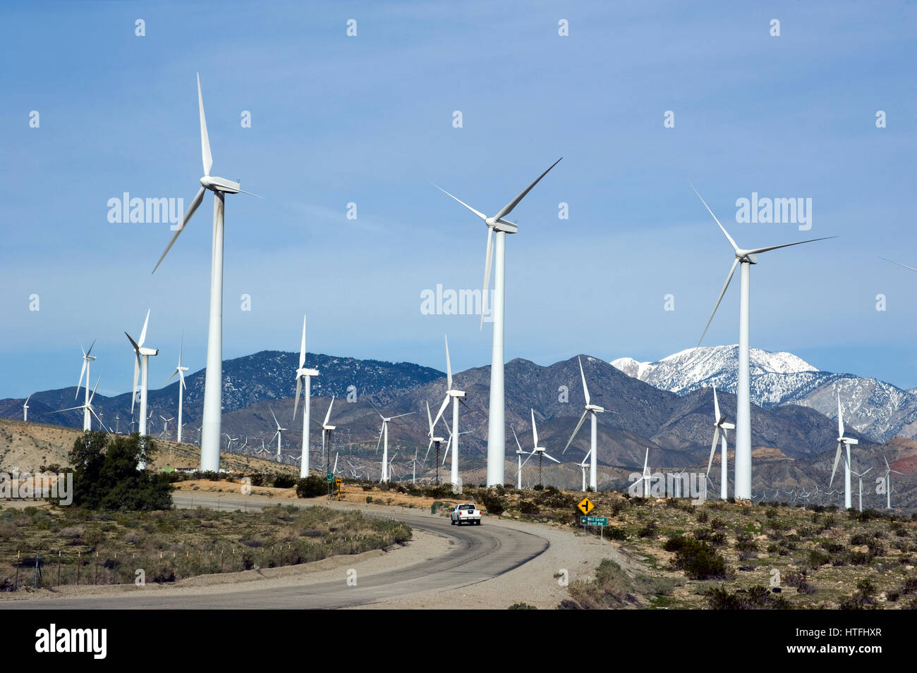Straße durch Windmill Farm in Palm Desert in der Nähe von Palm Springs, Kalifornien Stockfoto