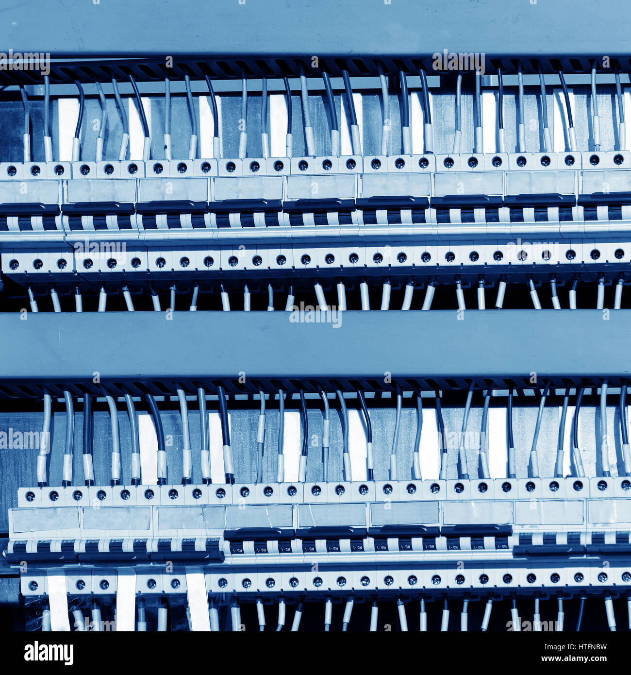 Control Panel mit Leistungsschalter und verworrenen Kabel führt Stockfoto