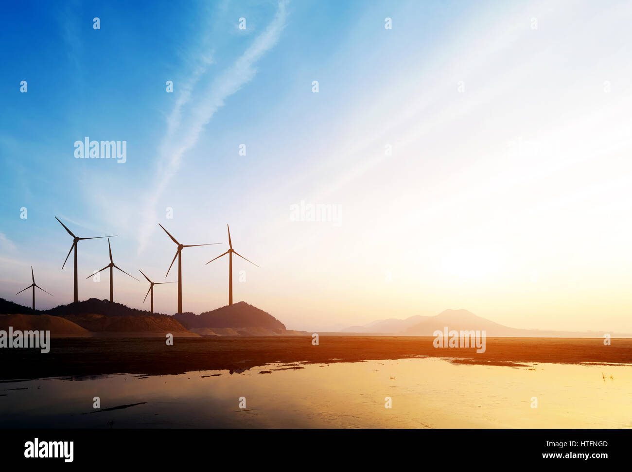 Erstrecken Sie sich soweit das Auge reicht des Rasens und der Ferne Horizont, Windkraftanlage. Stockfoto