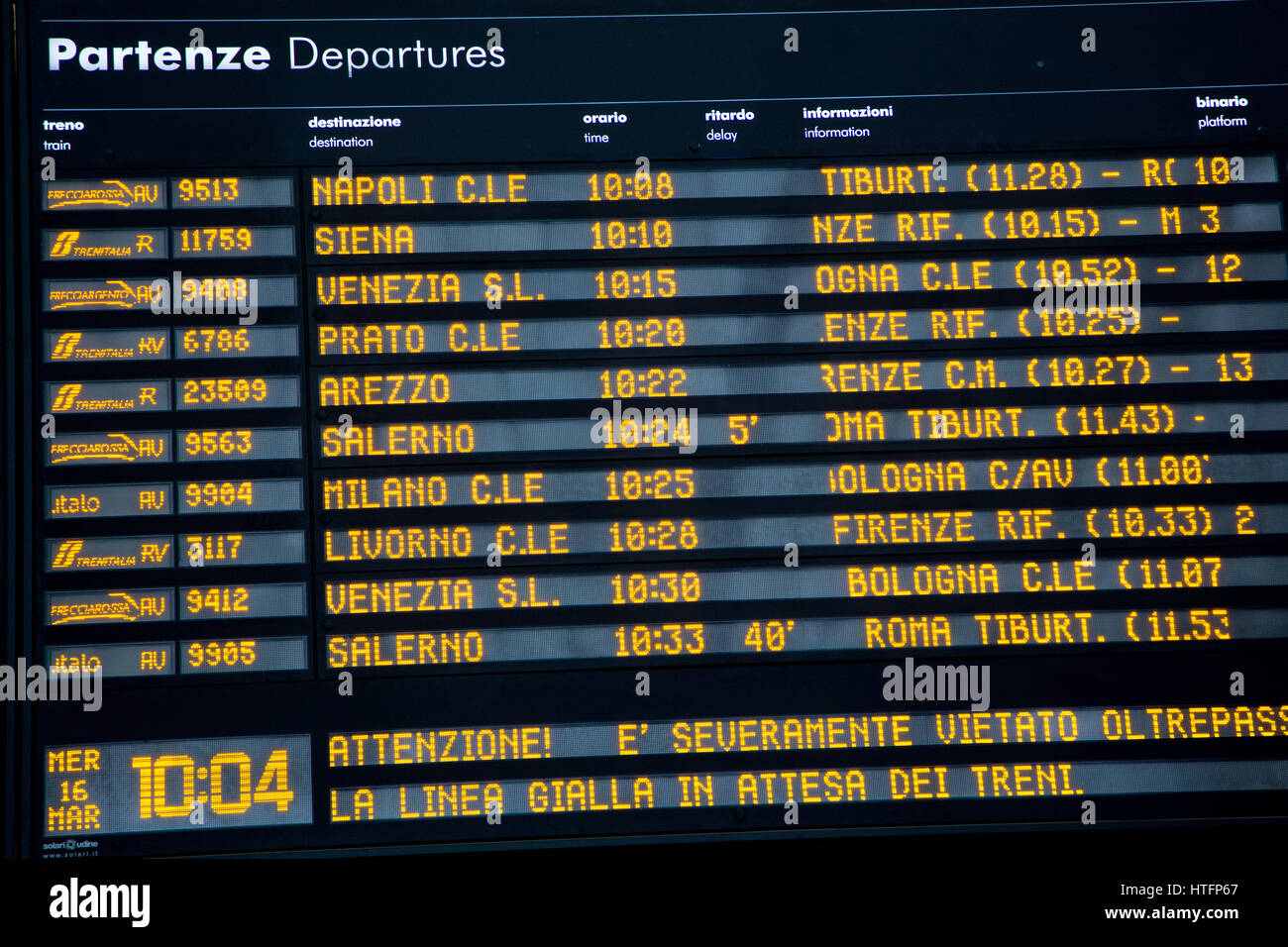 Abfahrtstafel im Stazione di Santa Maria Novella in Florenz zeigt Zugabfahrten für eine Vielzahl von Destinationen. Stockfoto