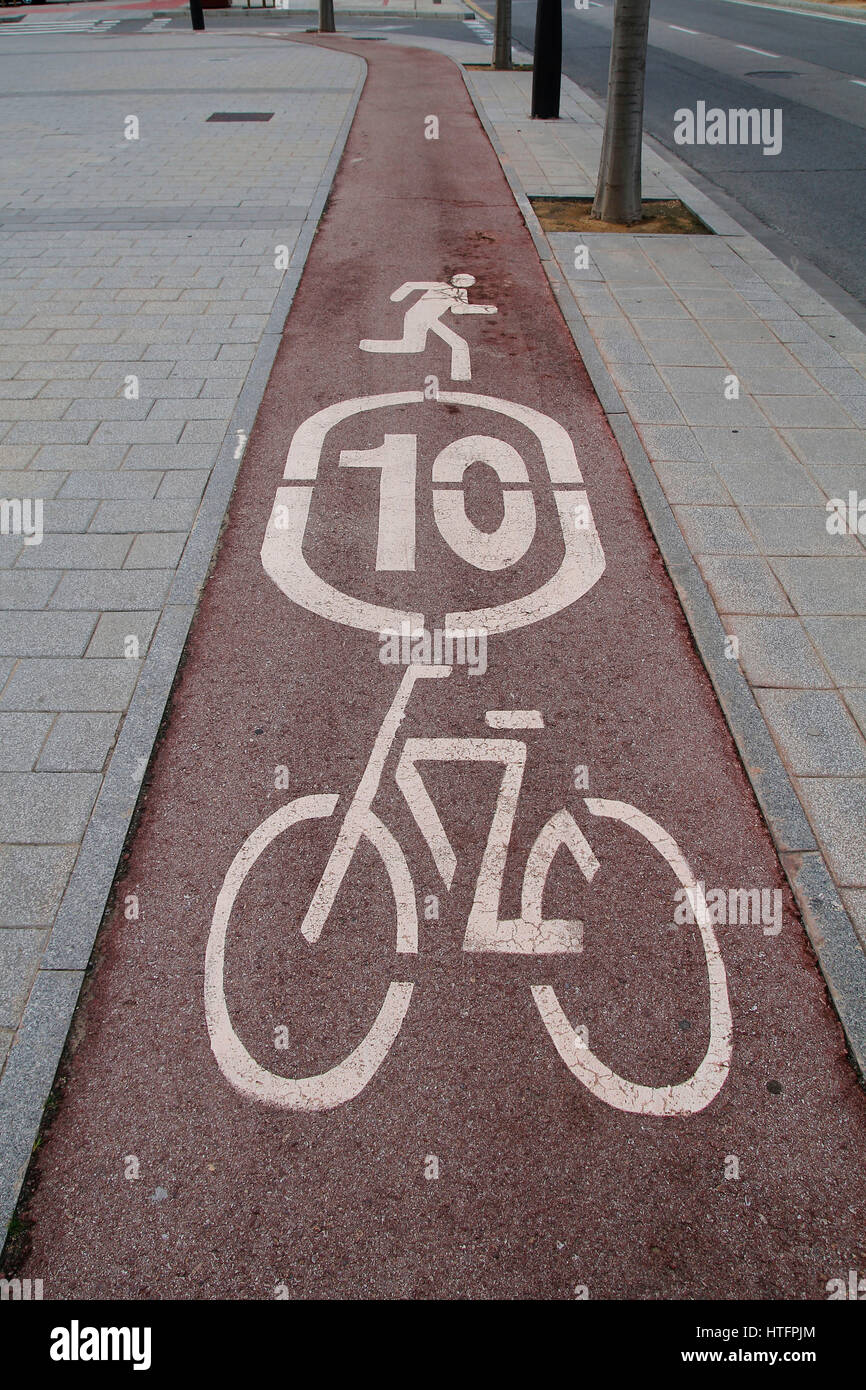 Fahrrad-Zeichen in einen Pfad Stockfoto