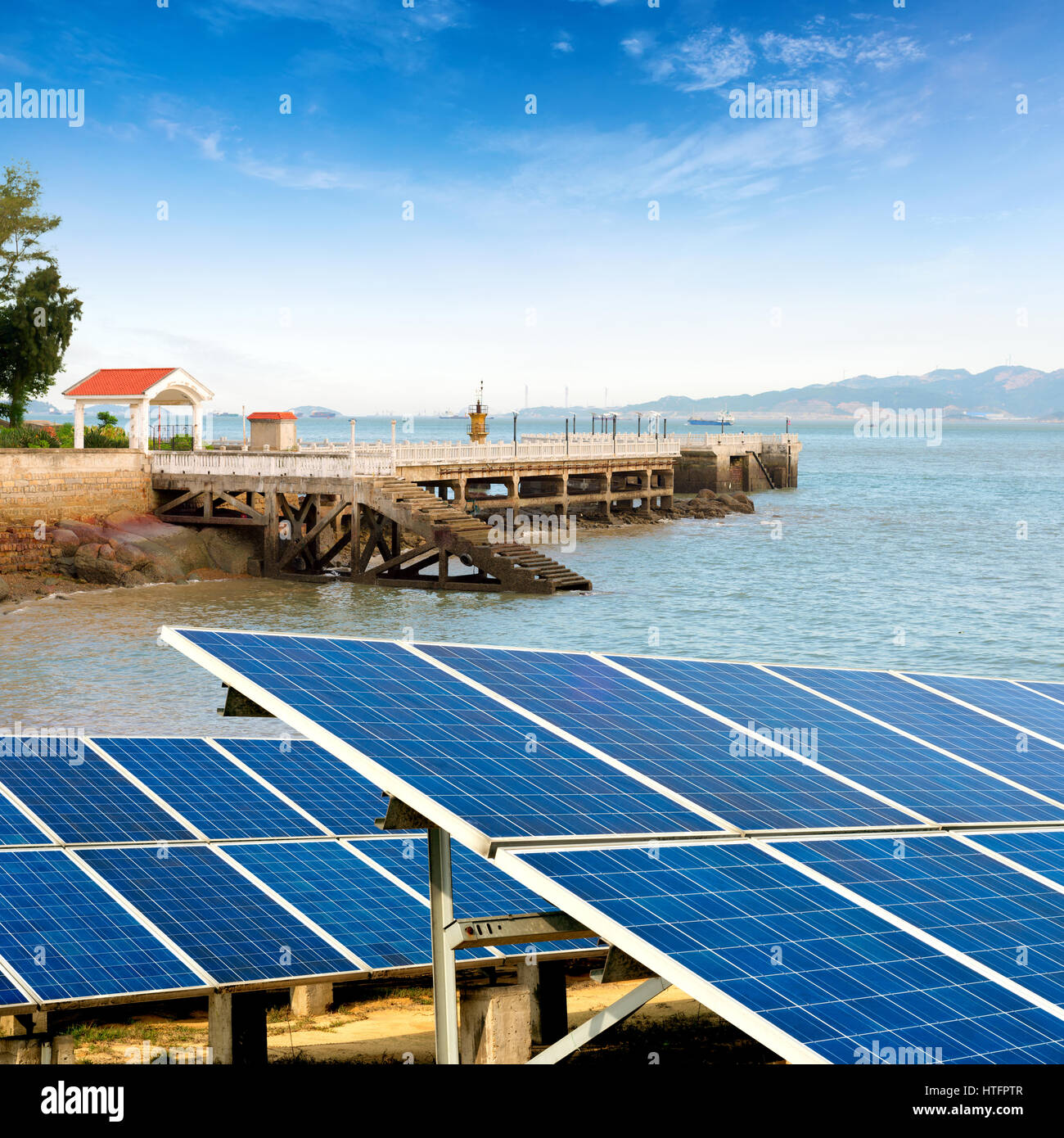 China Gulangyu, Solarzellen und Windräder Stockfoto