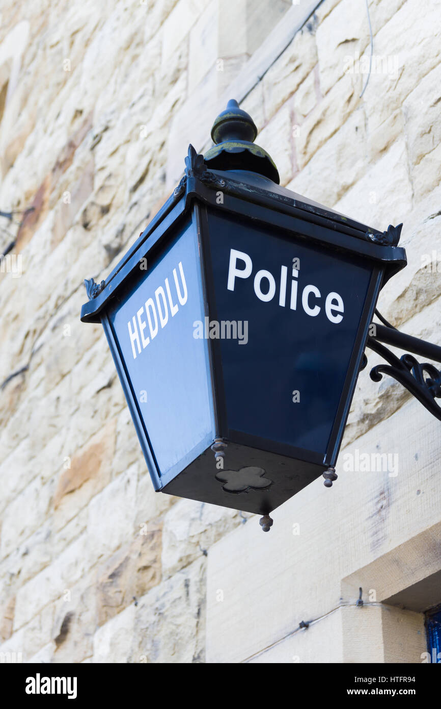 Altmodische blaue Lampe außerhalb einer walisischen Polizeistation in englische und walisische Sprache Stockfoto