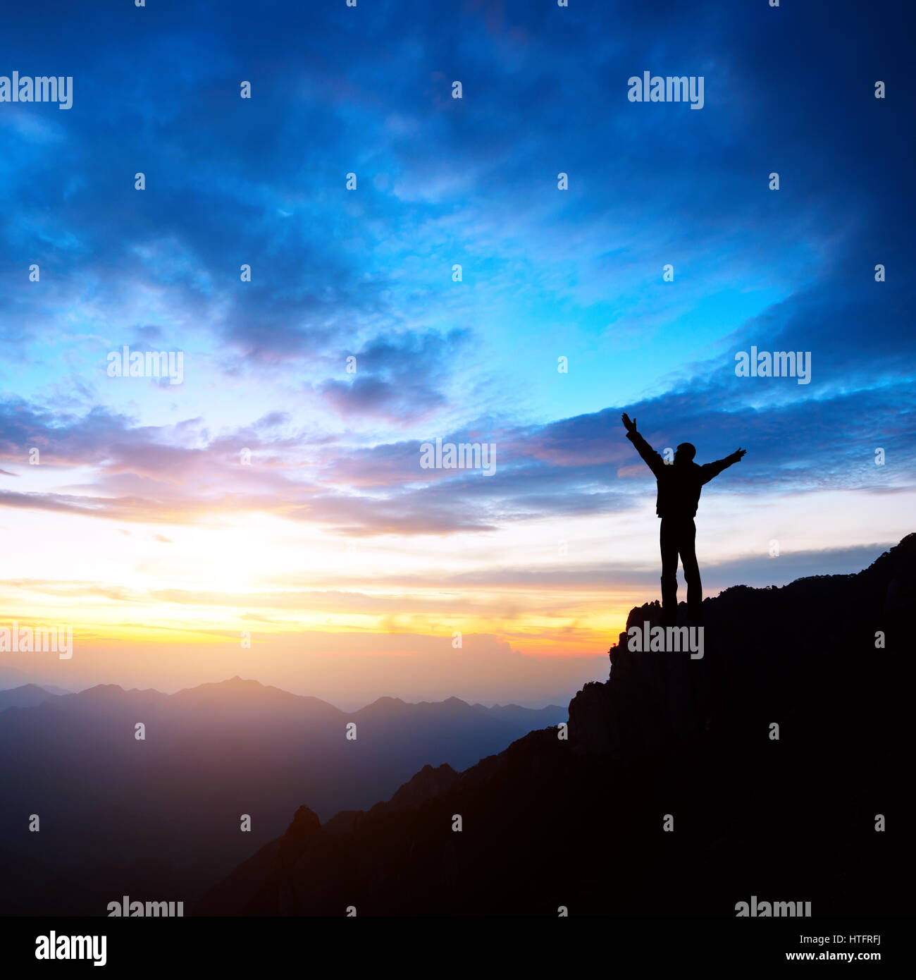 Schlachtruf des Mannes auf der Klippe Stockfoto