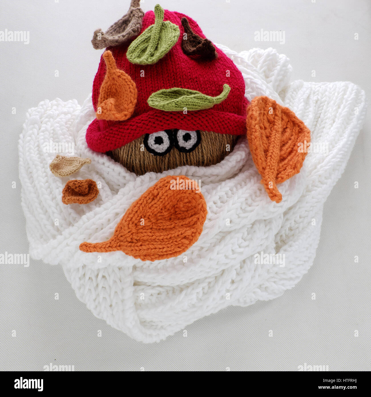 Diy Lustig Humor Weihnachten Hintergrund Handgemacht Faul Schneemann Aus Weissen Schal Roter Hut Auge Gestrickte Blatt Winter Hinterlasst Im Kalten Tag Weihnachten Urlaub Stockfotografie Alamy