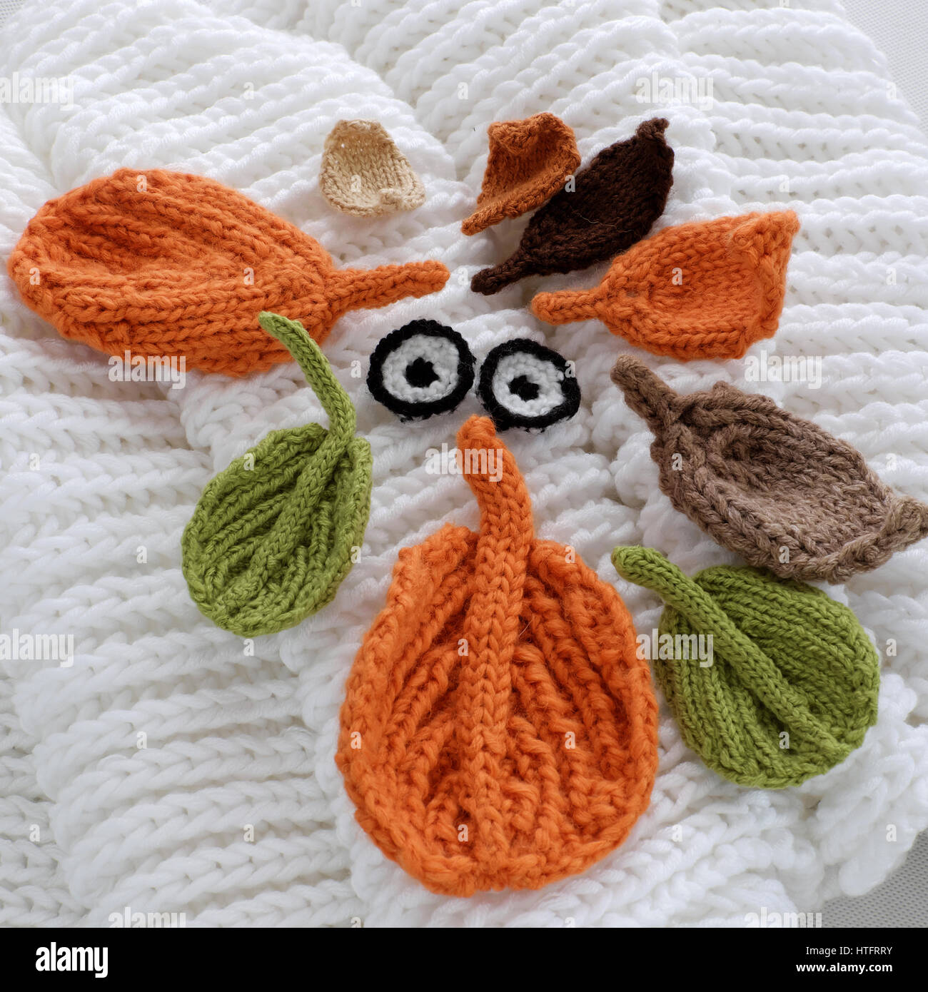 Humor-Augen des Winters von Garn, diy einfachen Hintergrund für Xmas Urlaub durch gestrickte Blatt für Augenbrauen, Nase auf weißen Schal Hintergrund, lustiges Gesicht Handwerk Stockfoto